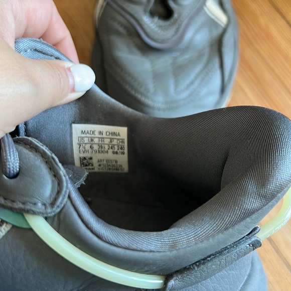 Gray Adidas sneaker - Picture 3 of 4